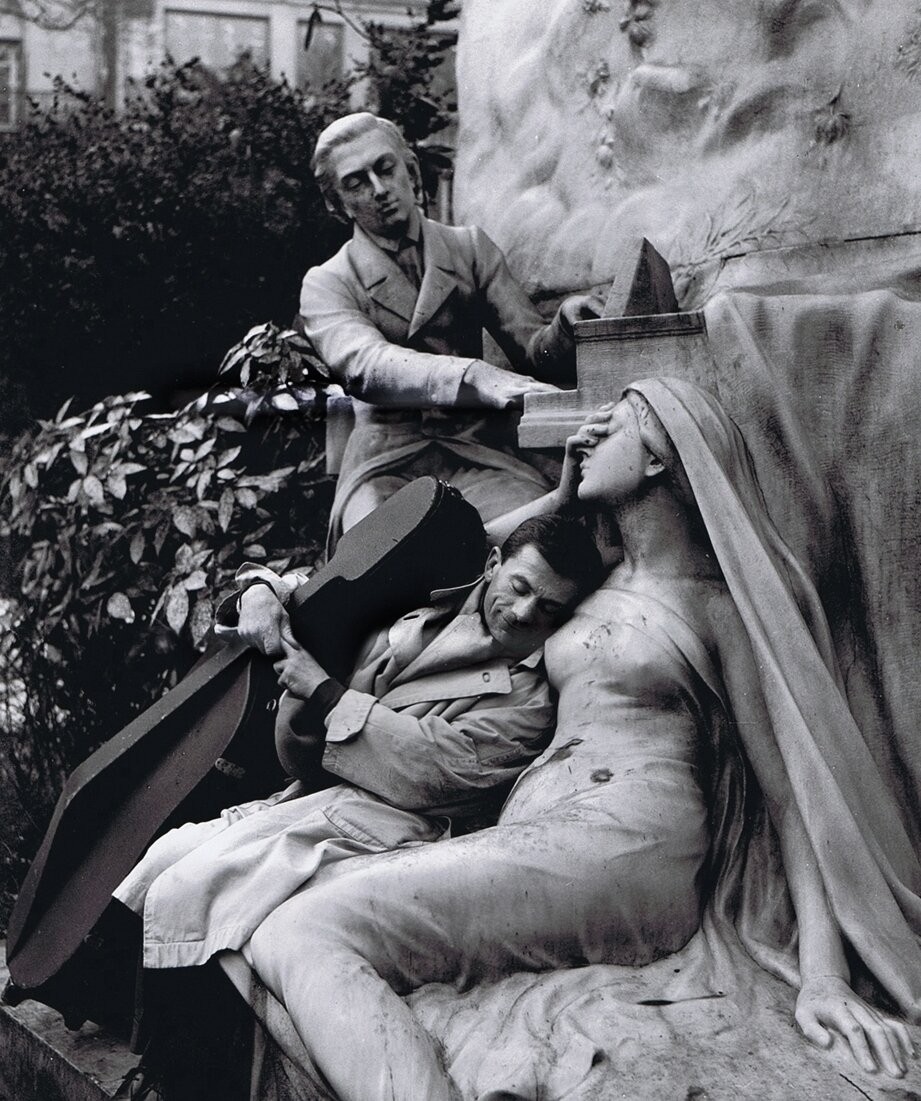 Морис Баке у памятника «Шопен и его муза». Парк Монсо, Париж, Франция, 1950. Фотограф Робер Дуано