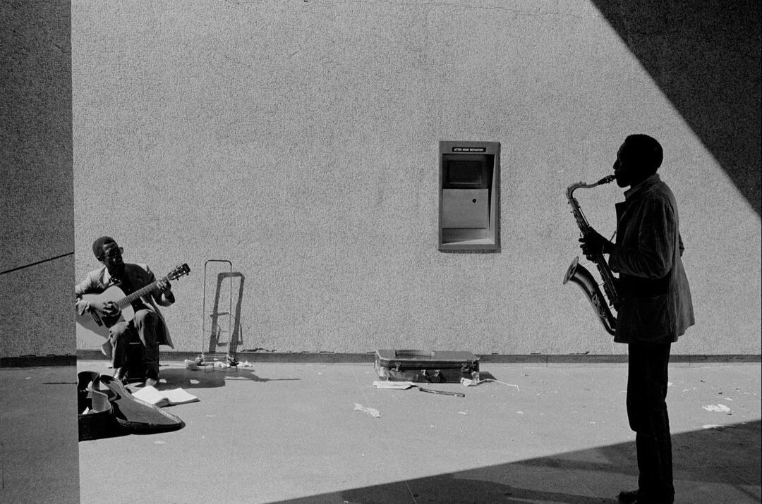 Уличный джаз, Нью-Йорк, 1984. Фотограф Джозеф Родригес