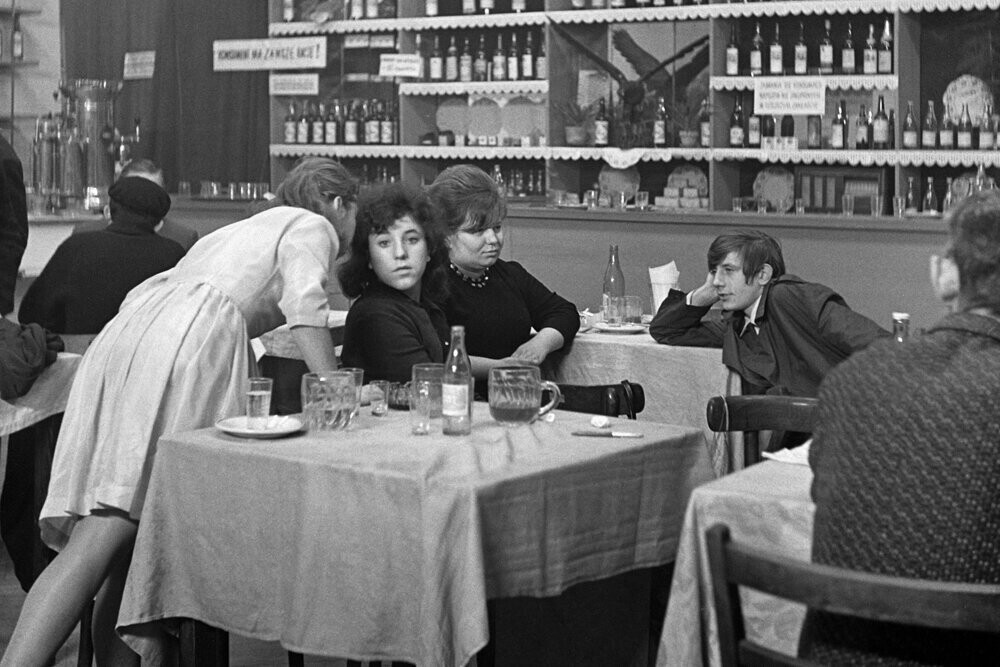 В кафе. Лодзь, Польша, 1968. Фотограф Богдан Дзиворский