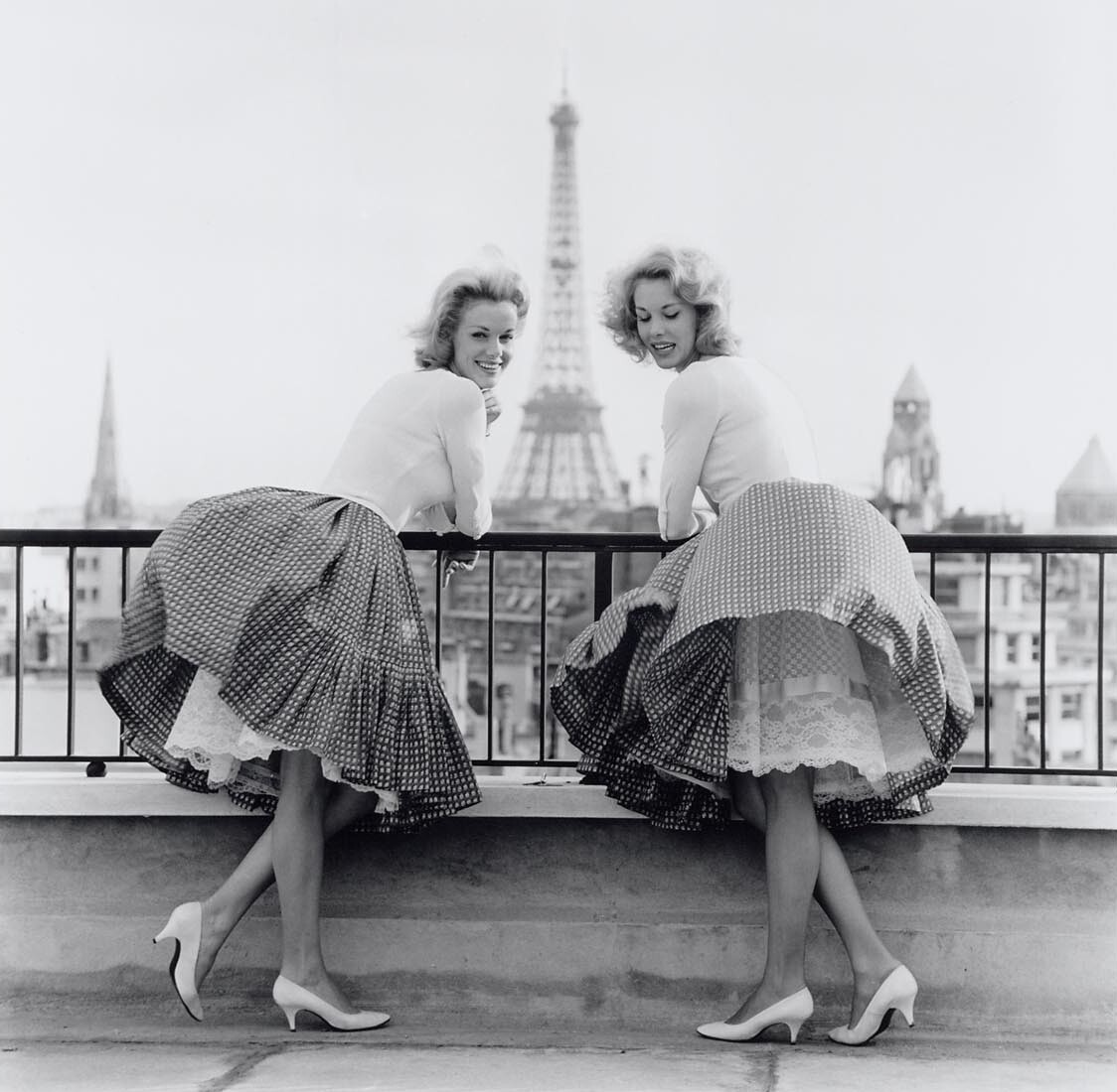 Сёстры-близнецы Элис и Эллен Кесслер в Париже, 1960. Фотограф Бен ван Меерендонк