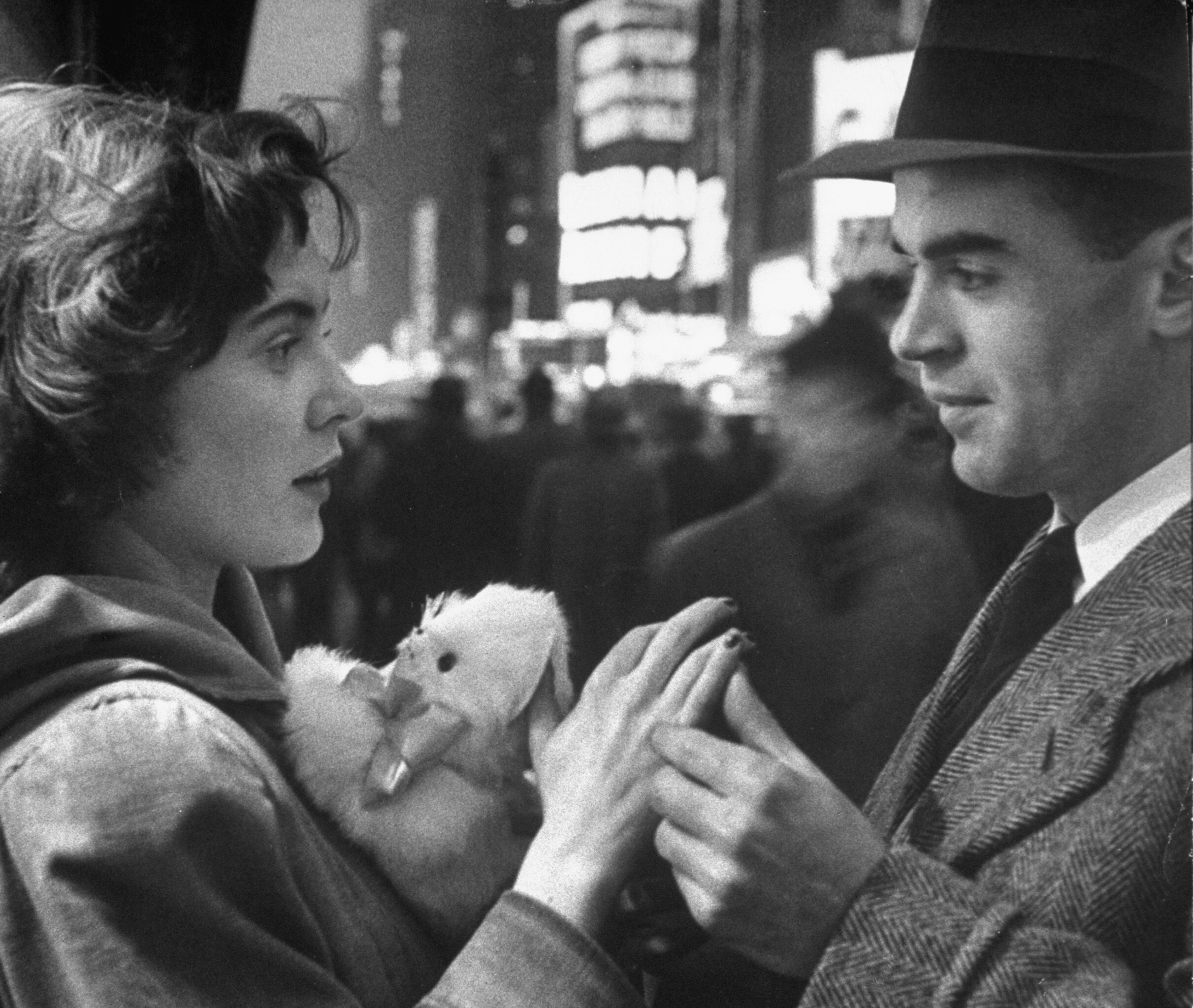 Карьеристка на свидании. Гвинед Филлинг, 1948. Фотограф Леонард Маккомб — Чёрно-белое настроение / Камералабс