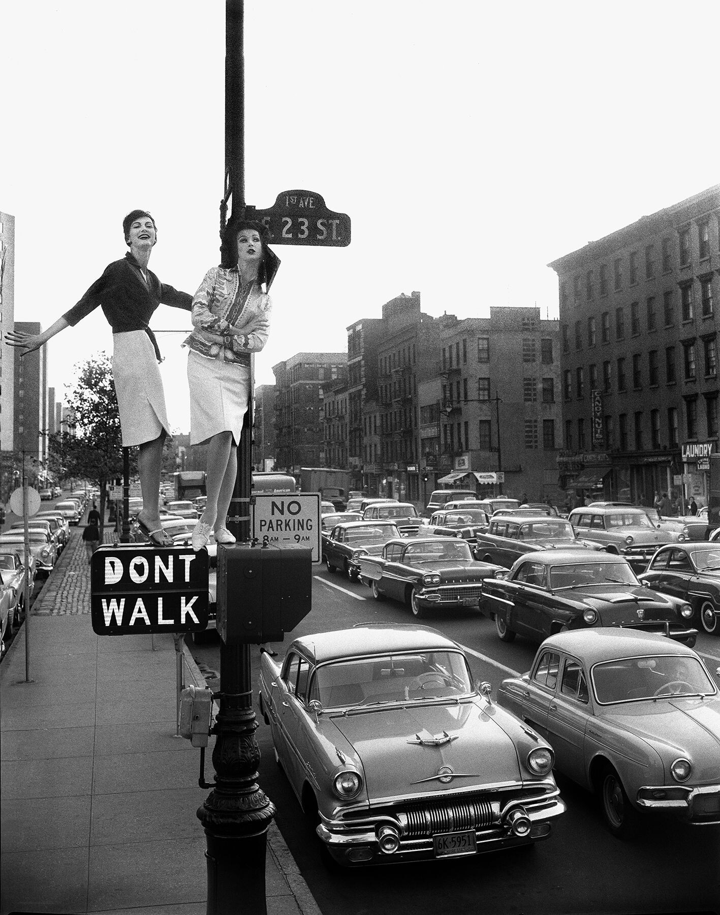 Кармен Делль’Орефиче и Бетси Пикеринг для Harper’s Bazaar. Первая авеню и 23-я улица, Нью-Йорк, 1958. Фотограф Уильям Хелберн