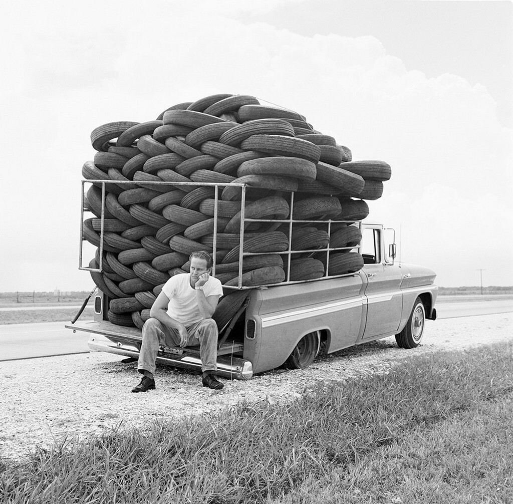 Ирония. Спущенное колесо, Хьюстон, Техас, 1966. Фотограф Майкл Окс