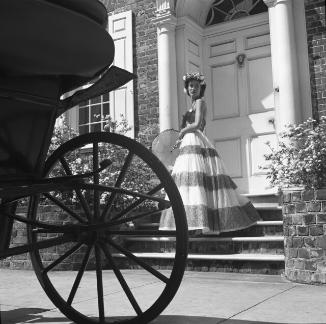 Мисс Стэнли Мортимер на ступеньках дома в Чарлстоне, Южная Каролина, 1940. Фотограф Тони Фрисселл