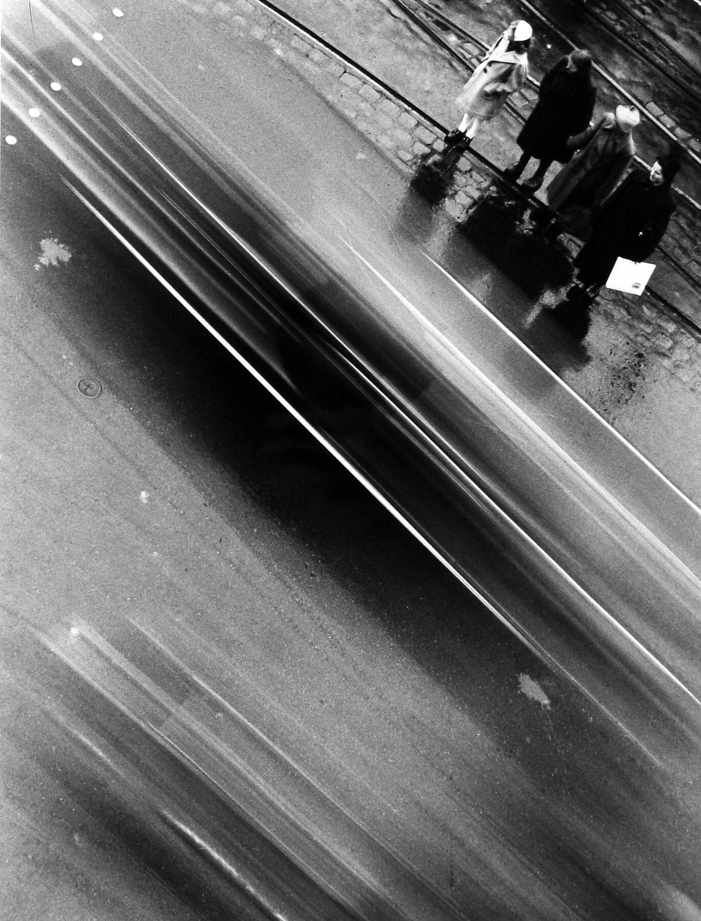 Размытые автомобили. Карлсплац (Штахус), Мюнхен, 1953. Фотограф Петер Кетман