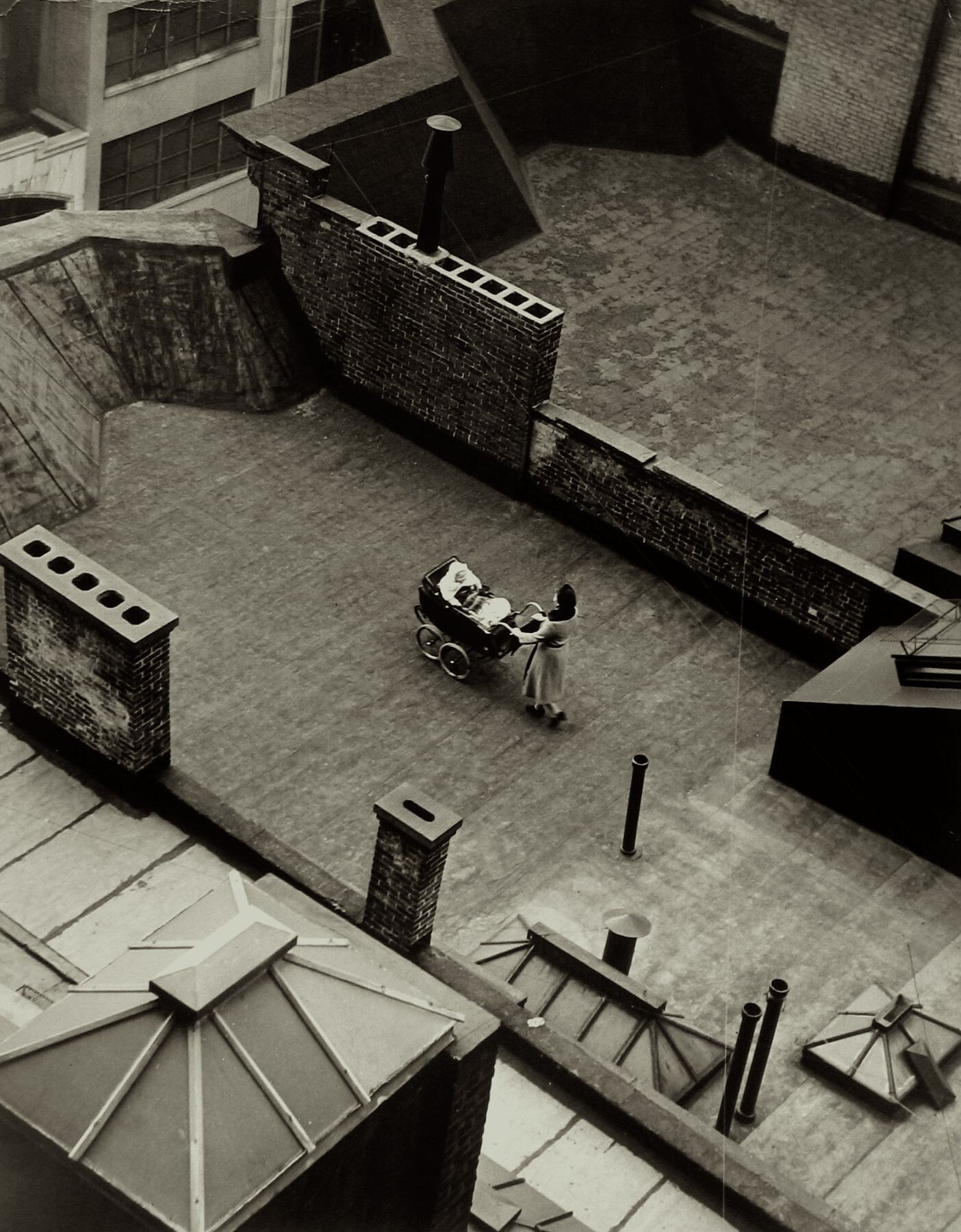 Прогулка на крыше, Нью-Йорк, 1940. Фотограф Мартин Мункачи