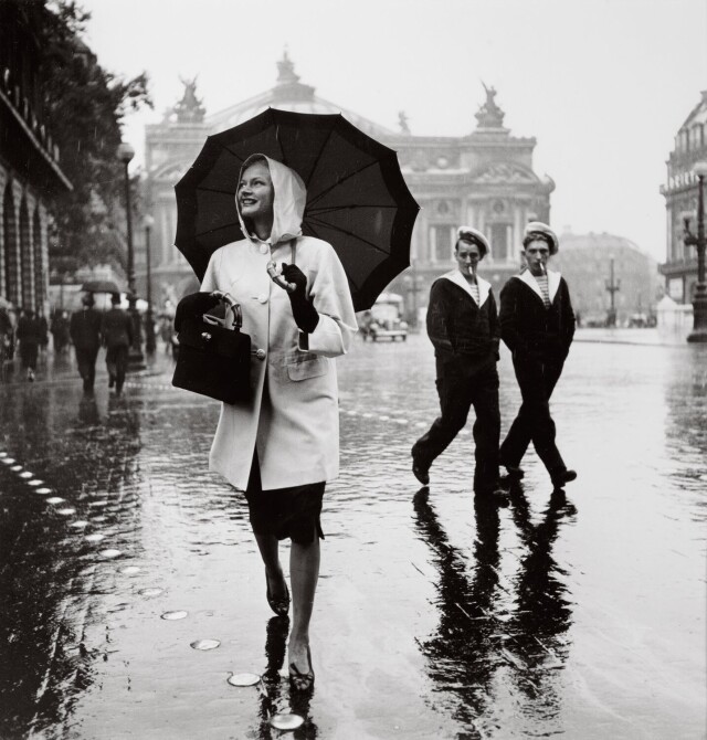 «Девушка с зонтиком». Съёмка для Harper’s Bazaar, Париж, 1939. Фотограф Жан Мораль 