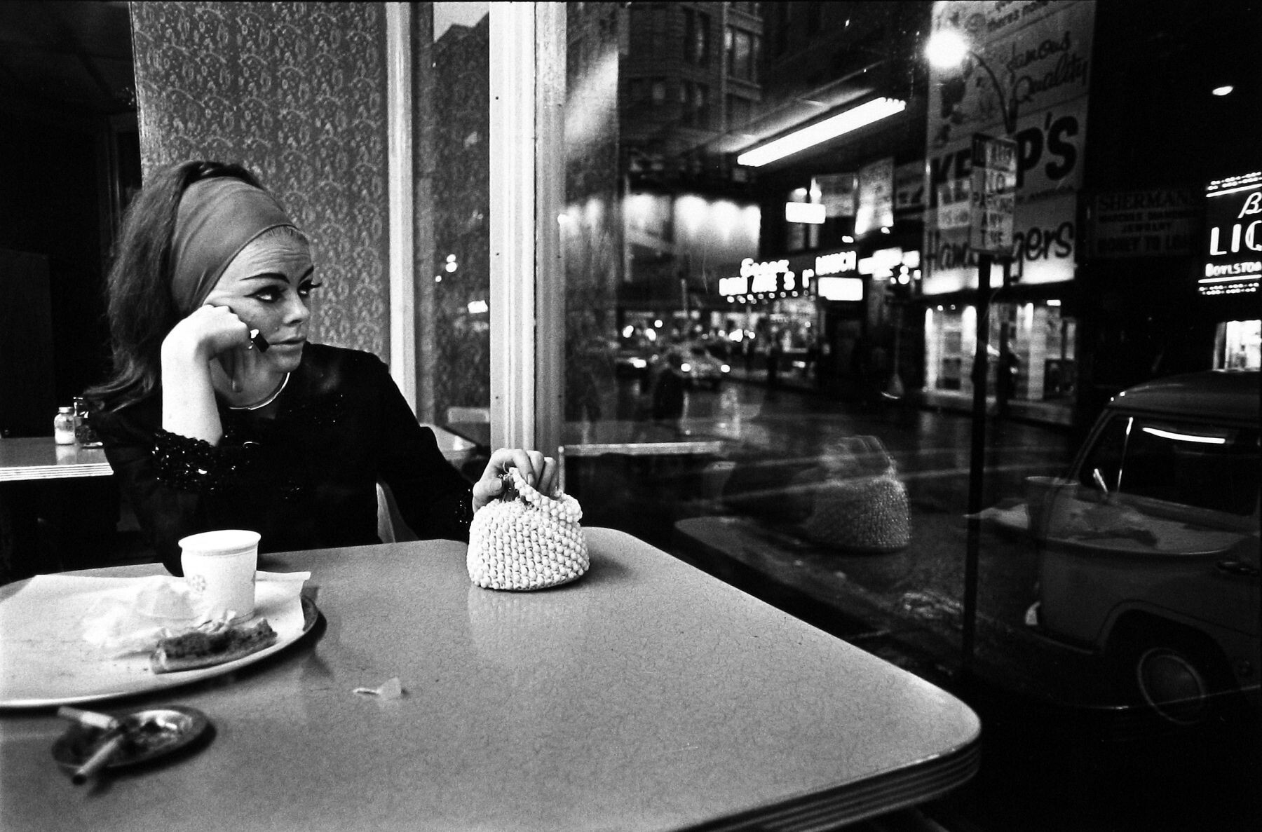 Публичная женщина в кафе на Вашингтон-стрит, Бостон, 1968. Фотограф Джерри Берндт