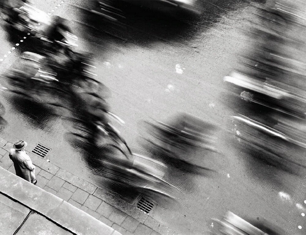 Размытые велосипедисты, 1953. Фотограф Петер Кетман