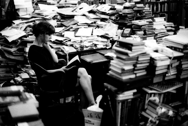 Сотрудница книжного магазина, 2006. Фотограф Крис Лоуэлл