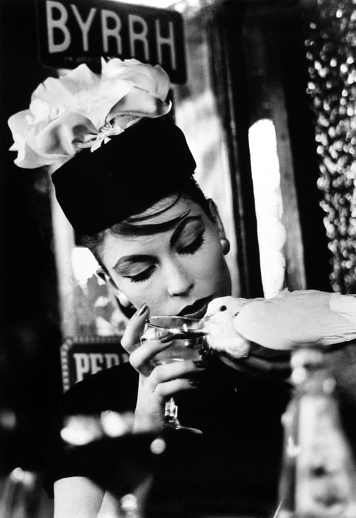 Мэри с голубем. Париж, 1957. Фотограф Уильям Кляйн