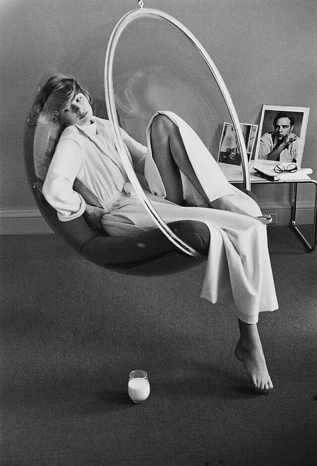 Модель в подвесном кресле, 1972. Фотограф Куркен Пахчанян