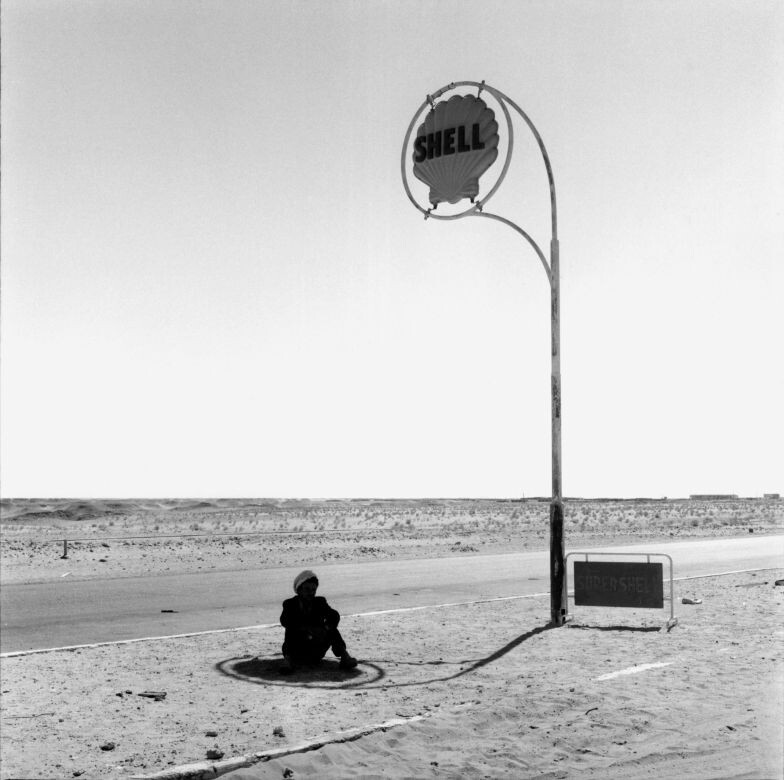 Заправочная станция Shell в пустыне, Алжир, 1963. Фотограф Пол Альмаси