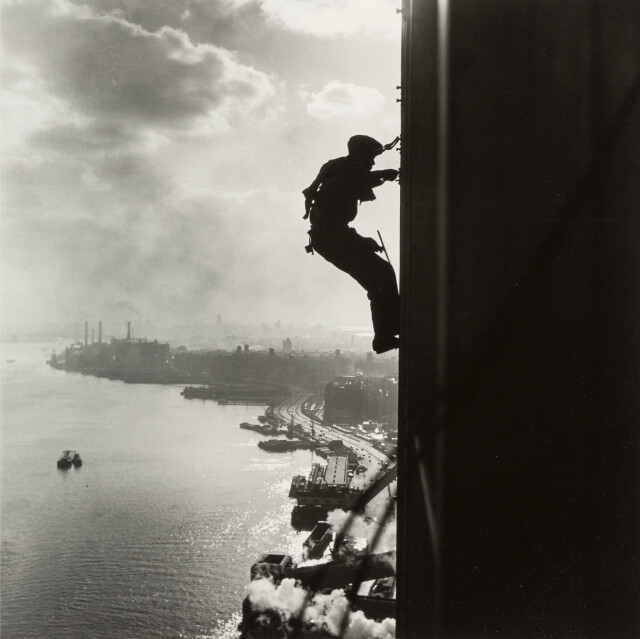 Между небом и землёй, Нью-Йорк, 1950. Фотограф Бедрих Грунцвайг