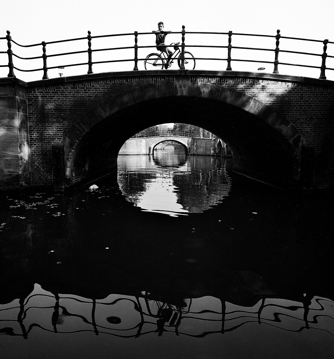 Мальчик на велосипеде на мосту, Амстердам, 1959. Фотограф Ad Windig