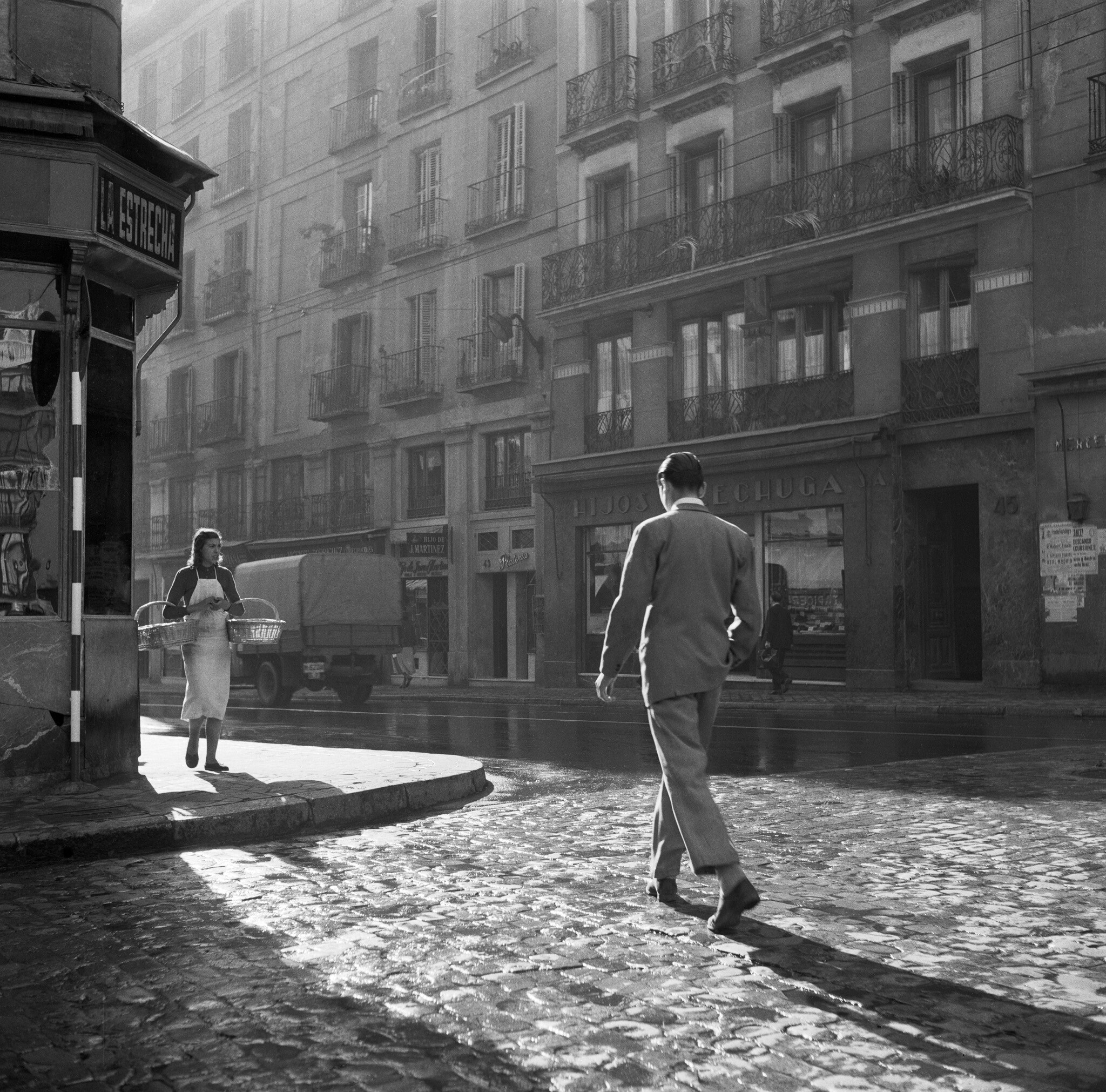 На центральной улице в Мадриде, Испания, 1957. Фотограф Кас Оортхейс