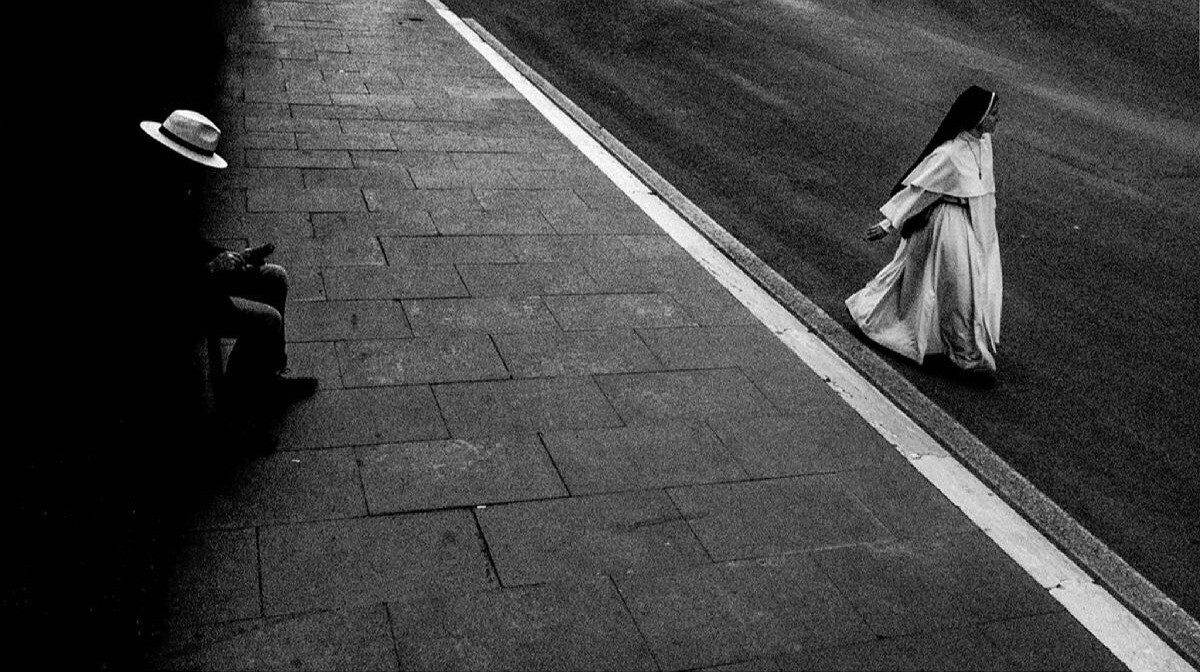 Человек в шляпе и монахиня в Риме. Фотограф Naser Bayat