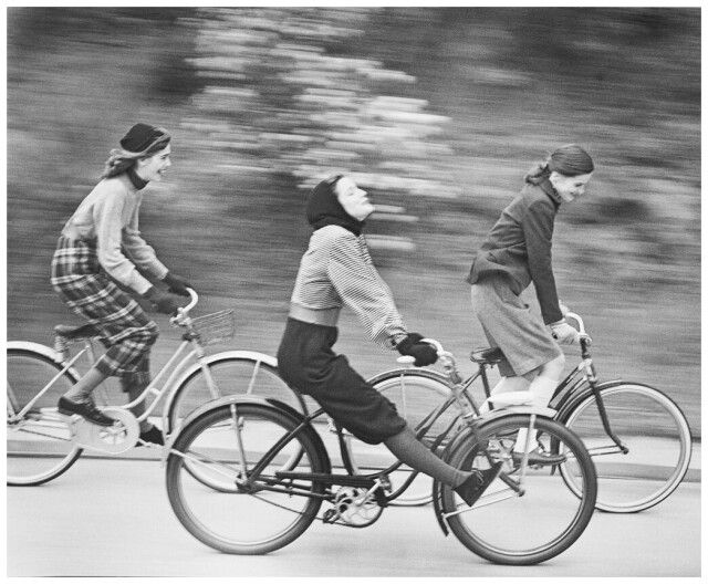 Велосипедистки, 1946. Фотограф Герман Ландсхофф