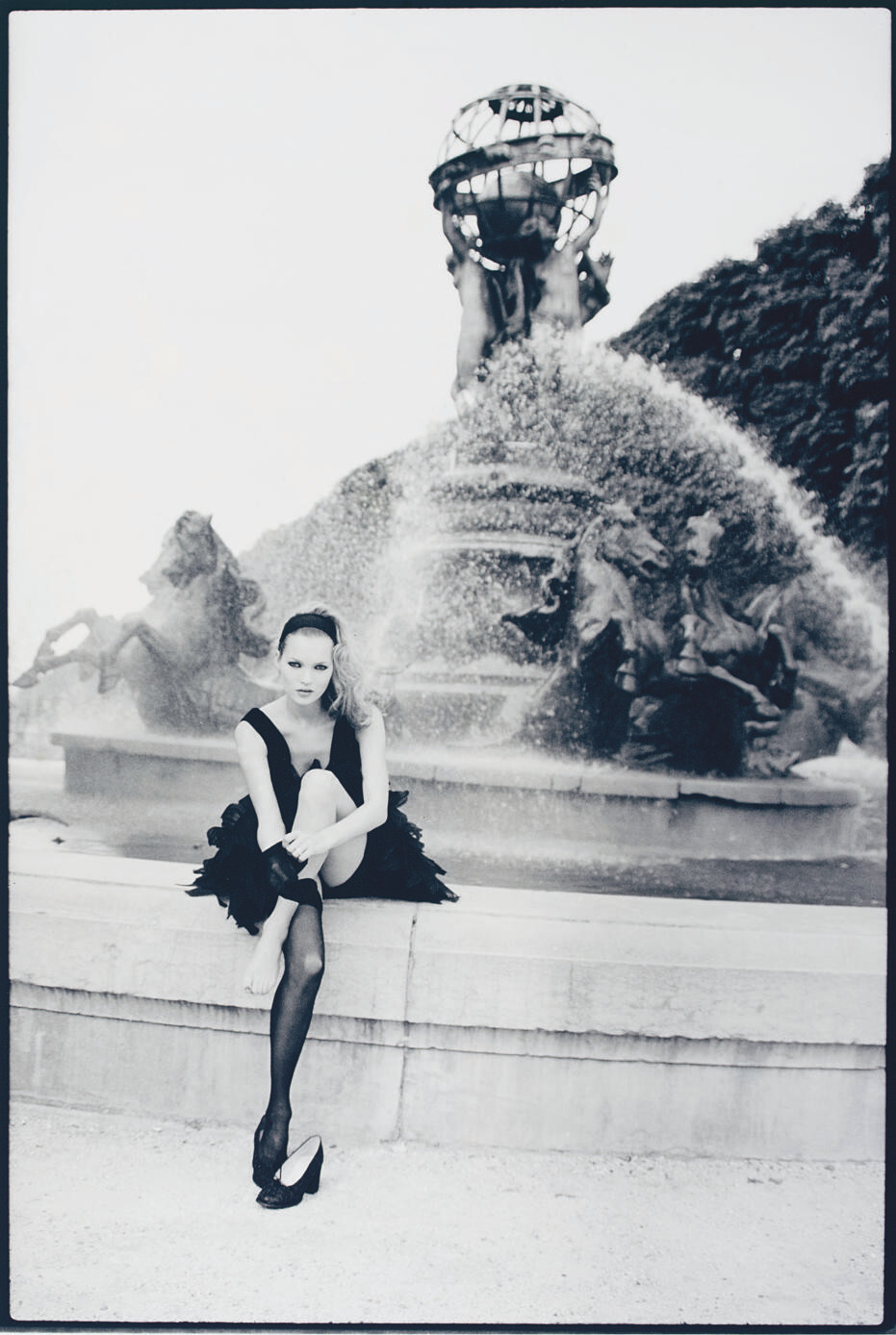 Кейт Мосс у фонтана в Париже, Vogue Italia, 1994. Фотограф Артур Элгорт