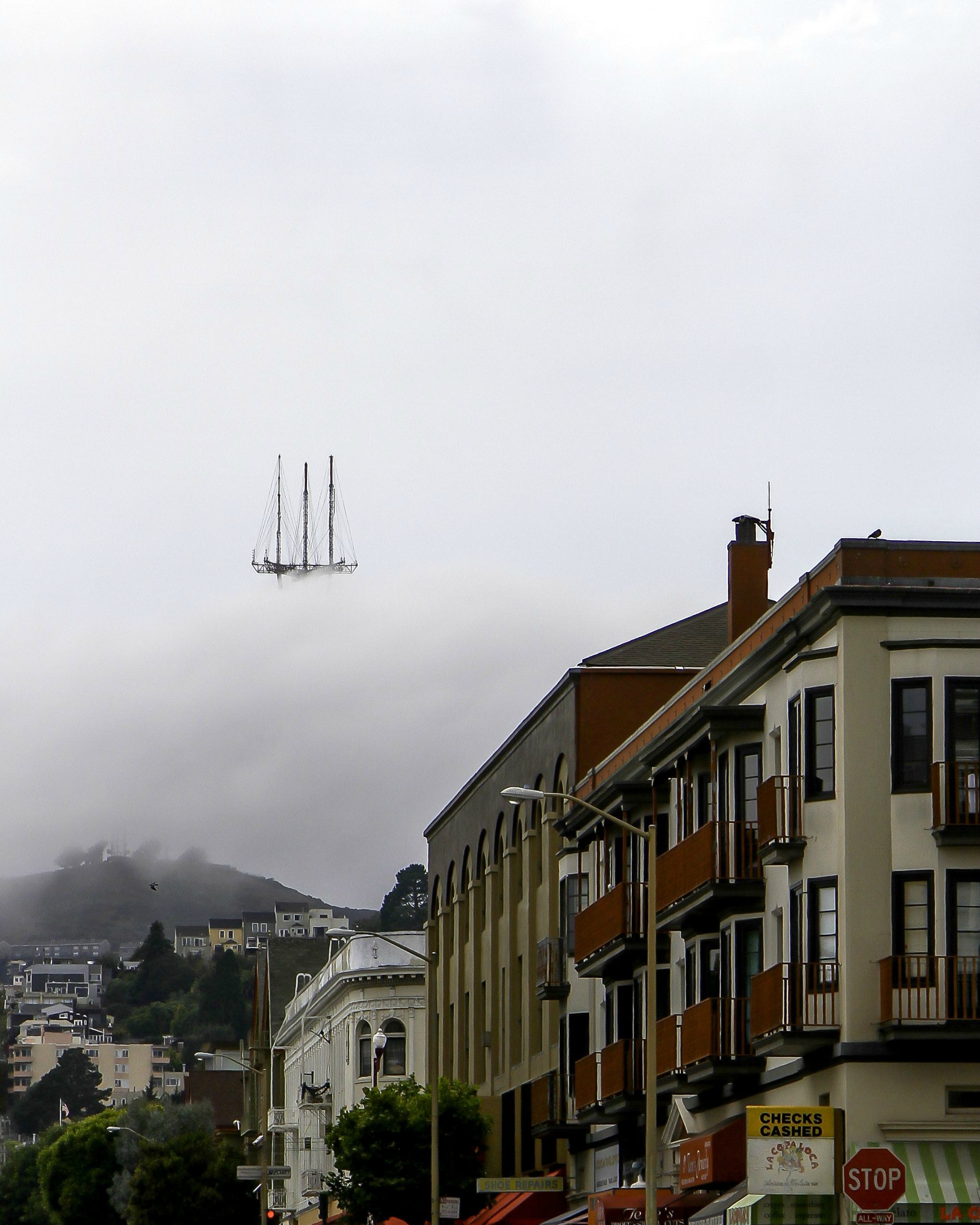 Башня Сютро в Сан-Франциско, похожая на летающий корабль