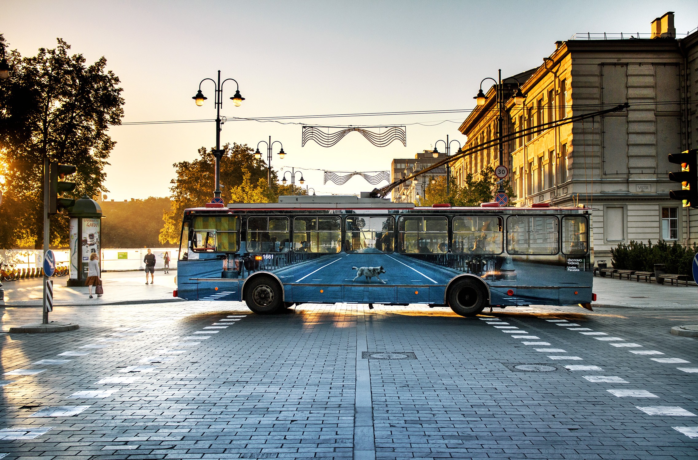 Вильнюсский троллейбус сливается с городом. Уличный художник Лиудас Парульскис (Liudas Parulskis)