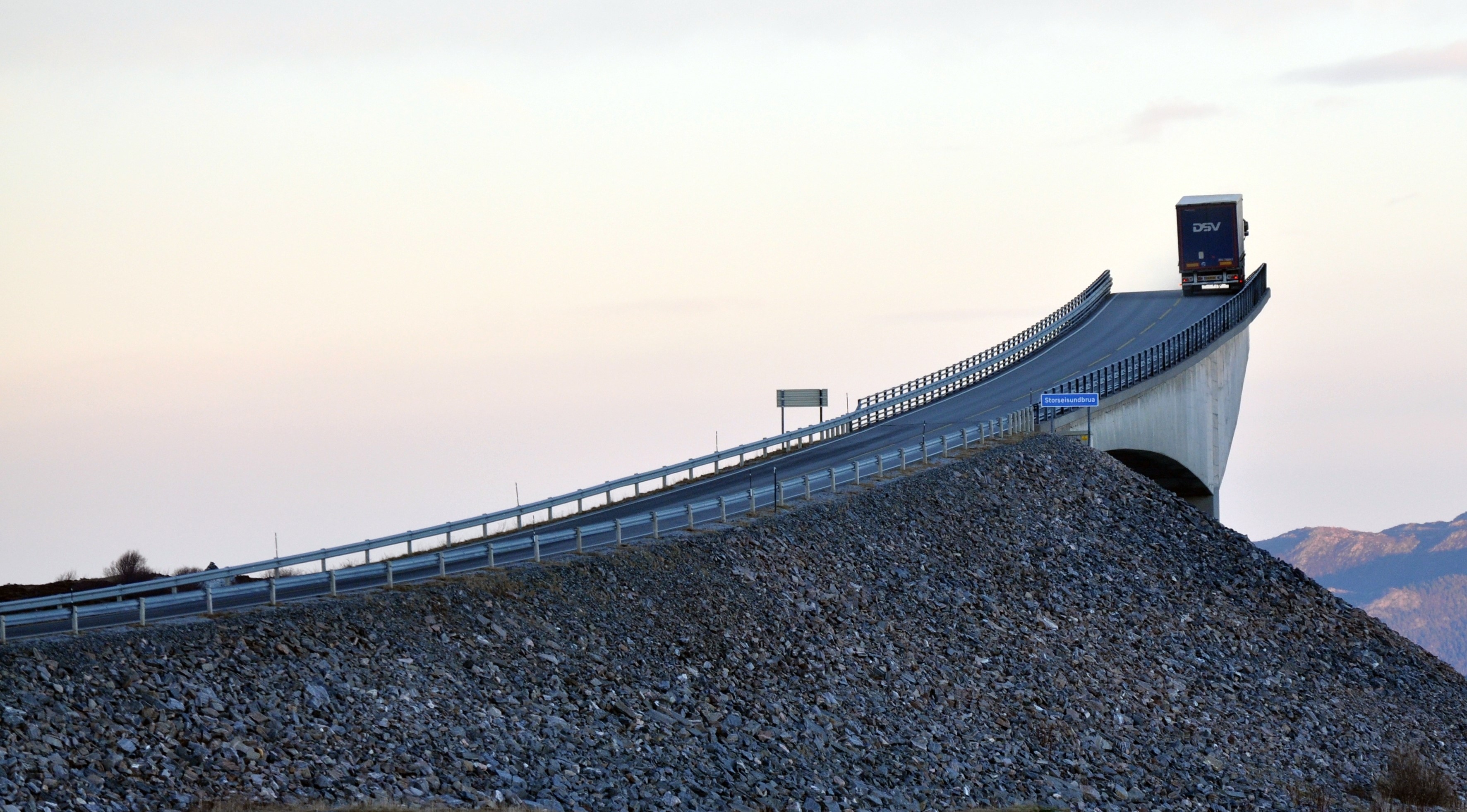 С определённого ракурса «мост в никуда». Сторсезандетский мост (он же «пьяный мост») в губернии Мёре-ог-Ромсдал, Норвегия