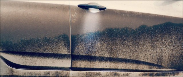 Ручка дверцы автомобиля похожа на НЛО над лесом
