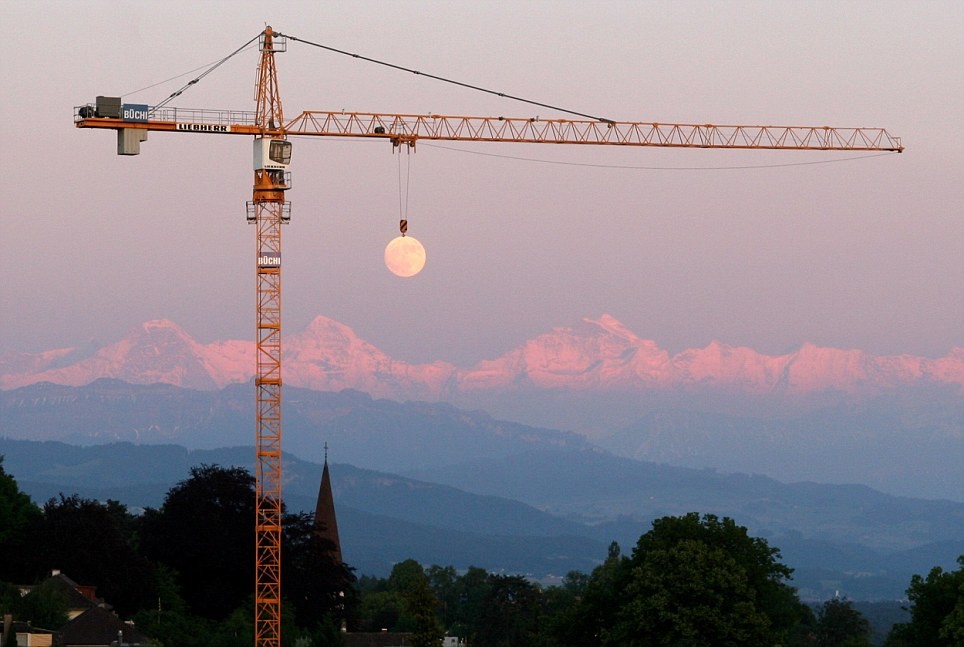 Луна, зависшая на кране, на фоне Швейцарских Альп