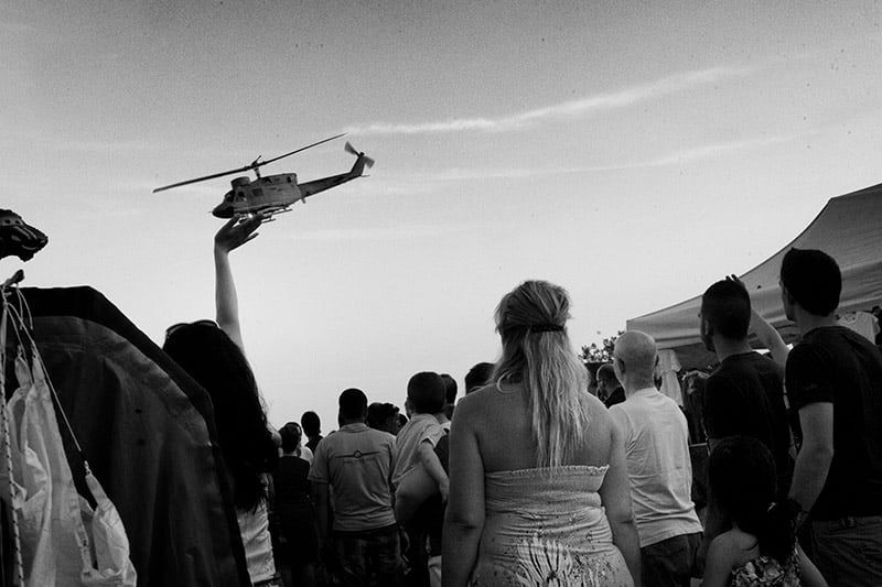 Коснуться вертолёта. Фотограф Петрос Котзабасис