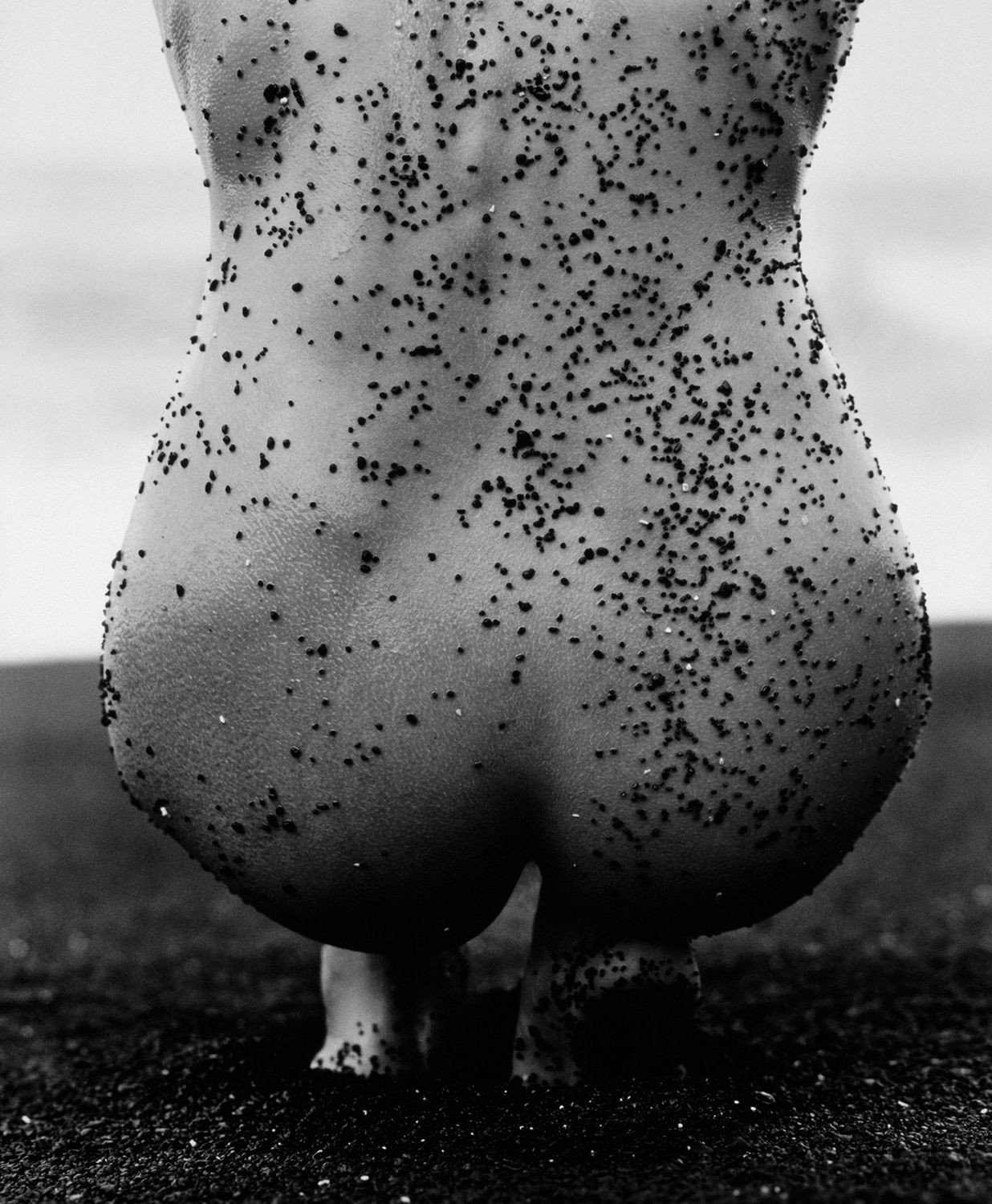 Женщина с чёрным песком, Гавайи, 1989. Автор Герб Ритц
