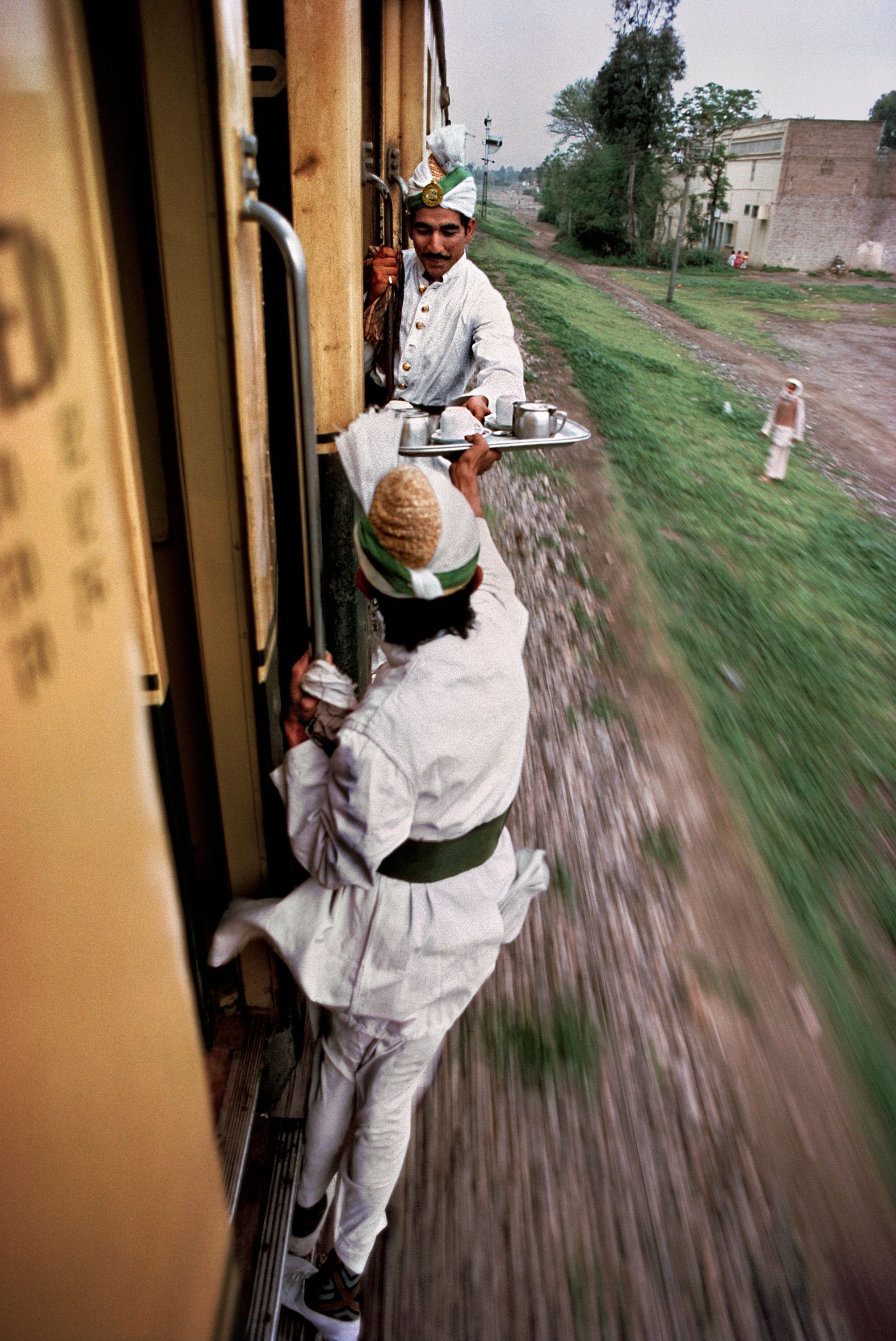 Чай в поезде, Пакистан. Автор Стив Маккарри