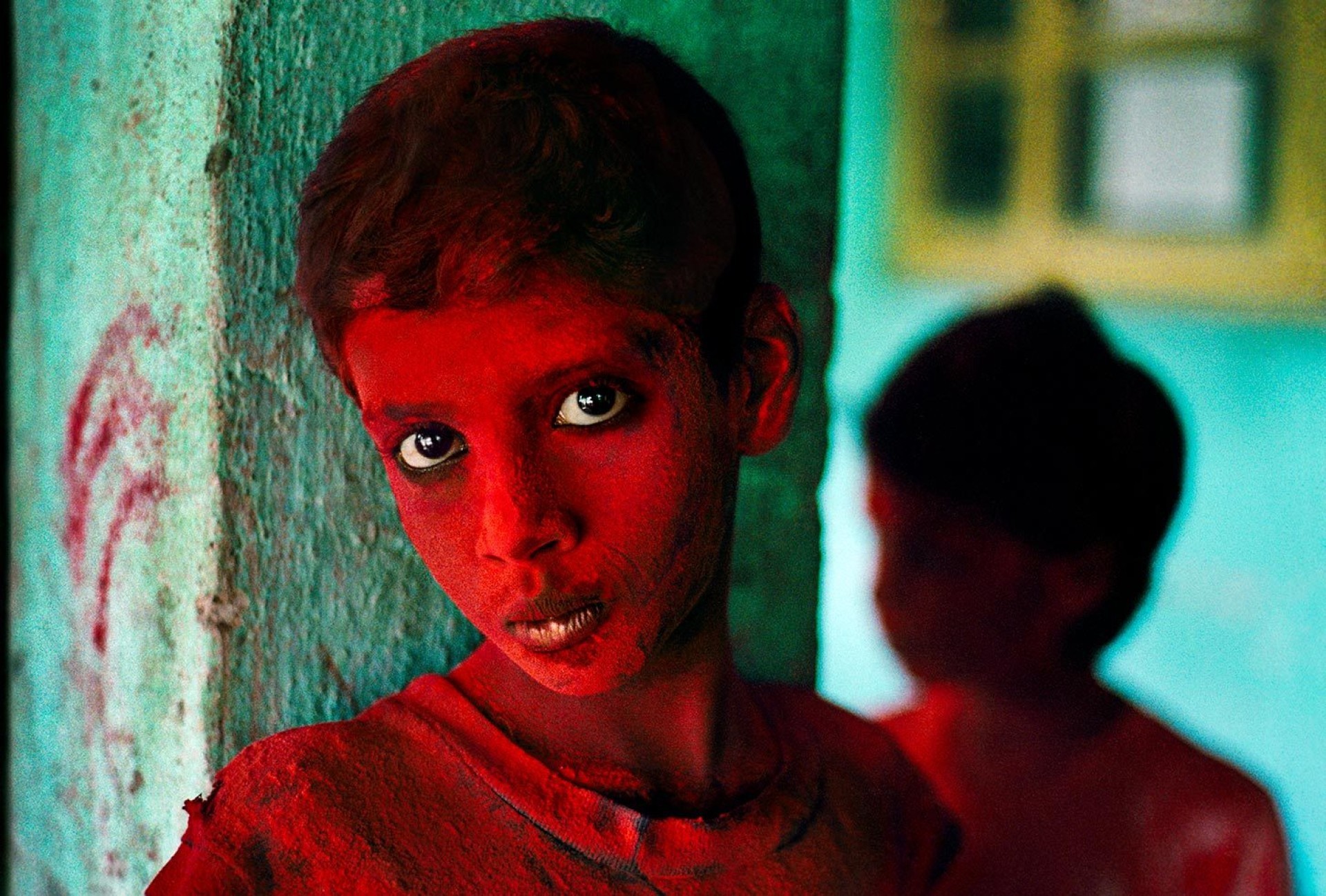 Мальчик в красной краске на фестивале Холи. Мумбаи, Индия, 1996. Автор Стив Маккарри