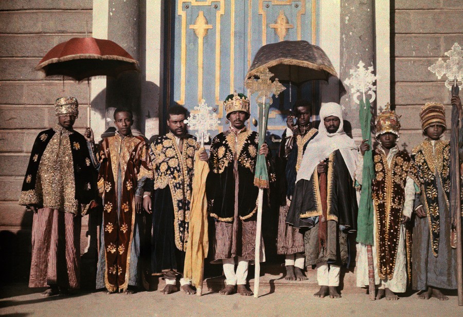 Священнослужители перед собором в Аддис-Абебе, Эфиопия, 1931. Автохром, фотограф В. Роберт Мур