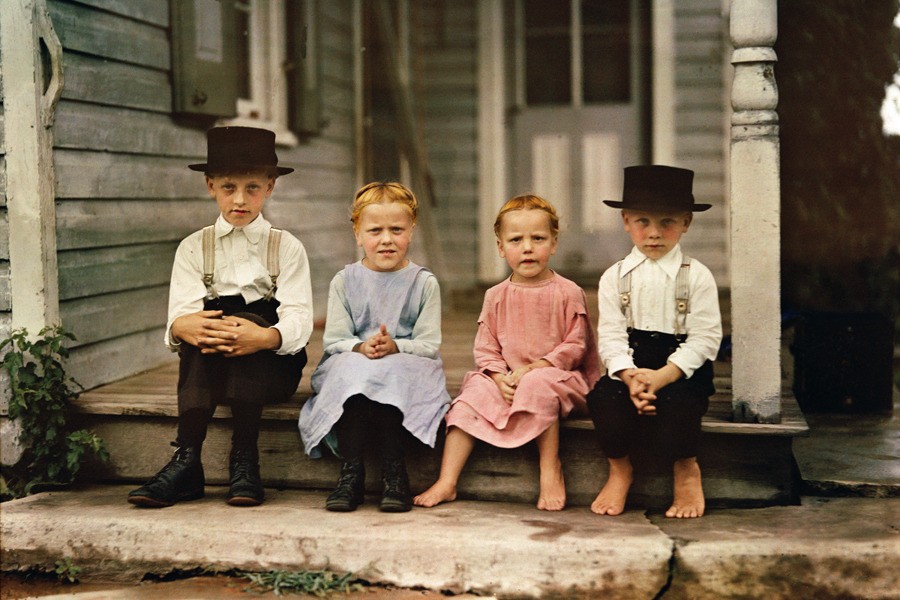 Юные амиши в Ланкастере, штат Пенсильвания, 1937. Автохром, фотограф Дж. Бейлор Робертс