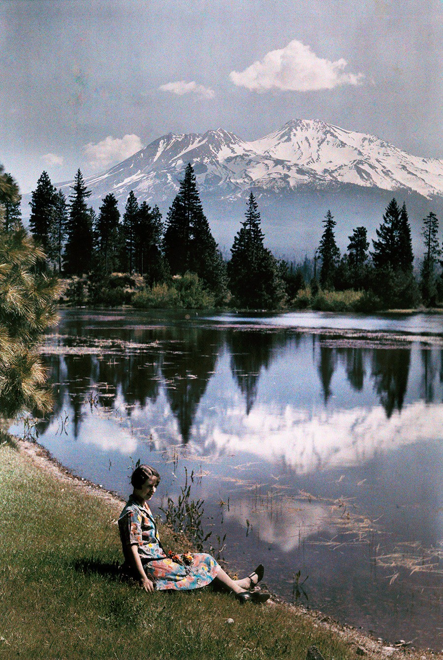 Озеро и заснеженные горы, Калифорния, 1929. Автохром, фотограф Чарльз Мартин