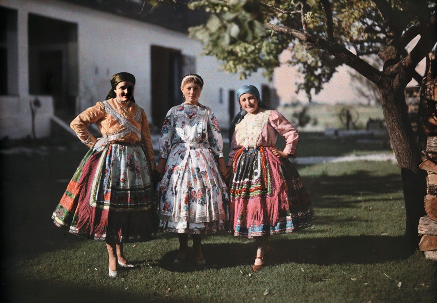 Селянки в традиционной одежде на ферме в Венгрии, 1930. Автохром, фотограф Ганс Хильденбранд