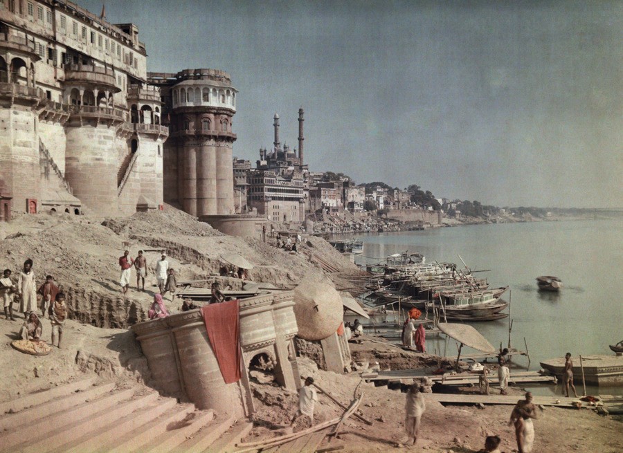 Гхат на берегу Ганга, Индия, 1923. Автохром, фотограф Жюль Жерве-Куртельмон