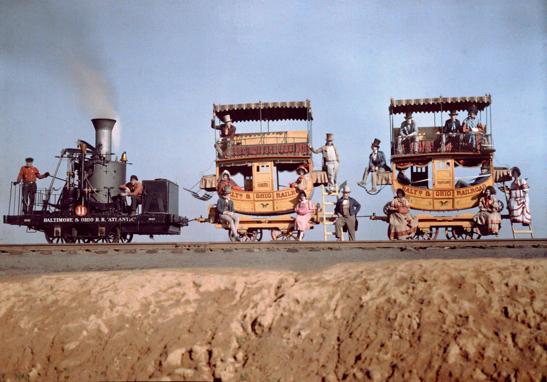 Локомотив и два вагона Atlantic на железнодорожной выставке близ Балтимора, штат Мэриленд, 1927. Автохром, фотограф Чарльз Мартин
