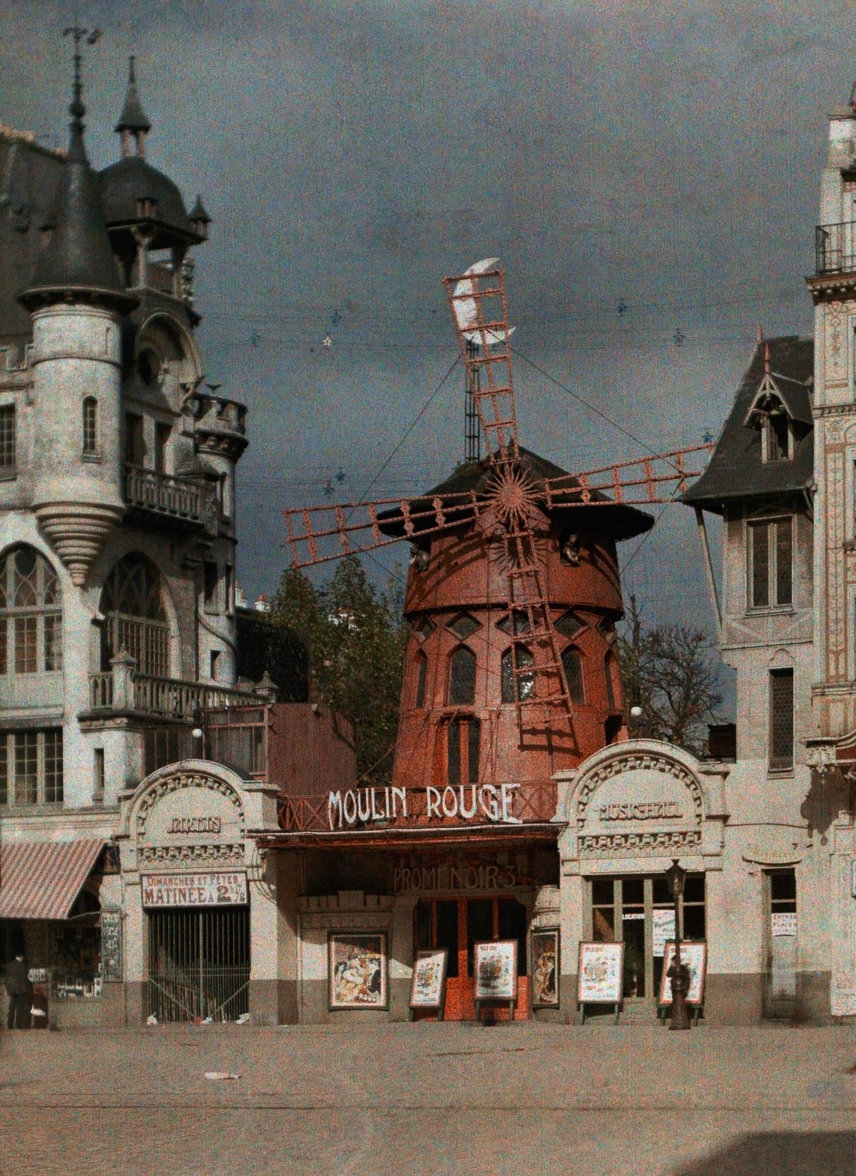 Мулен Руж, Париж, 1923. Автохром, фотограф Жюль Жерве-Куртельмон