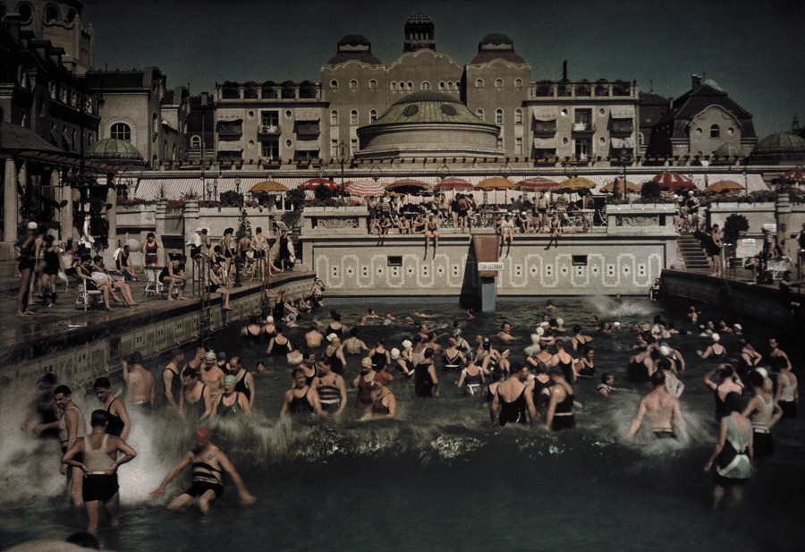 В открытом бассейне на берегу Дуная, купальни Геллерт, 1930. Автохром, фотограф Ганс Хильденбранд