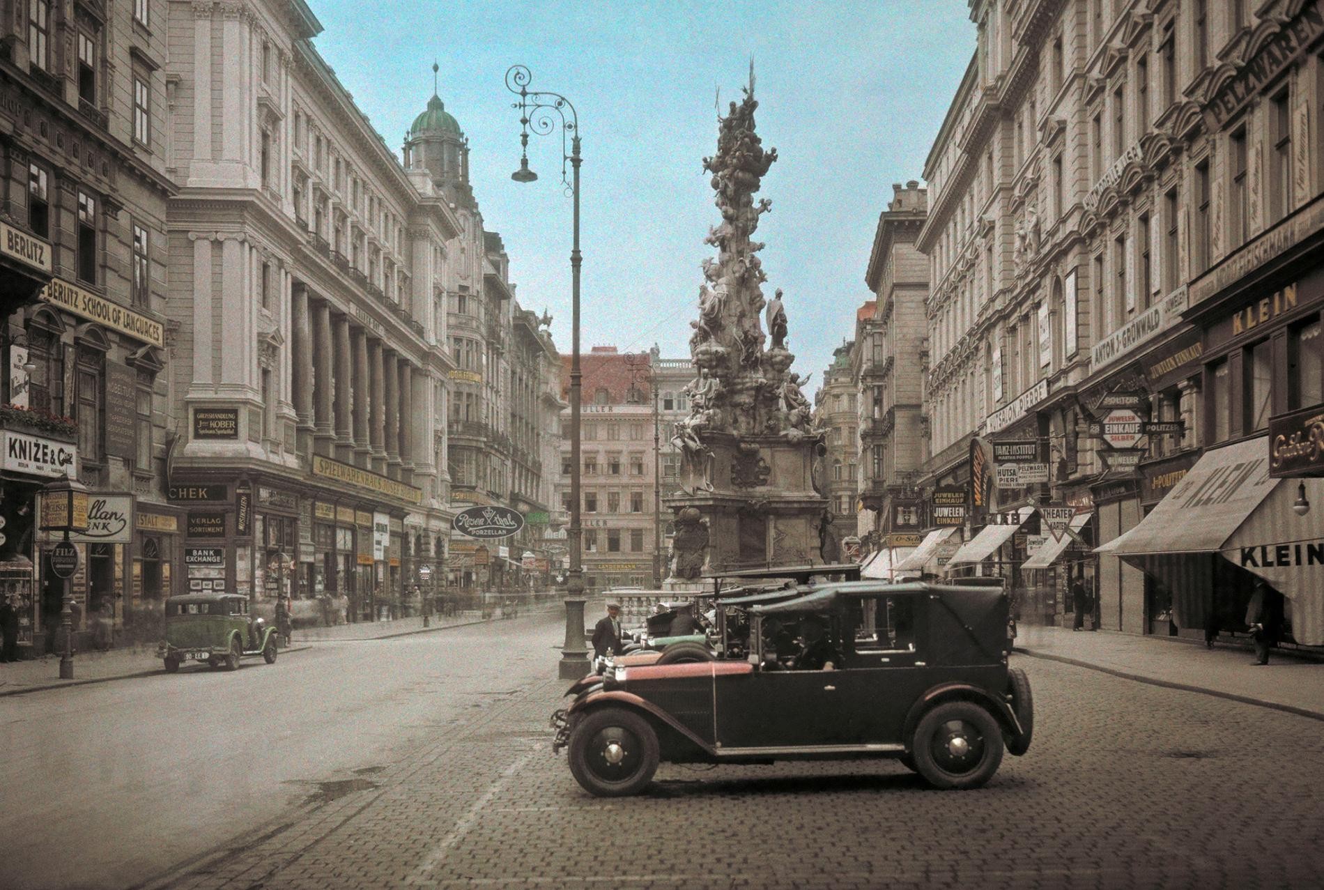 Колонна Святой Троице (Чумная колонна) в Вене, Австрия, 1937. Автохром, фотограф Жюль Жерве-Куртельмон