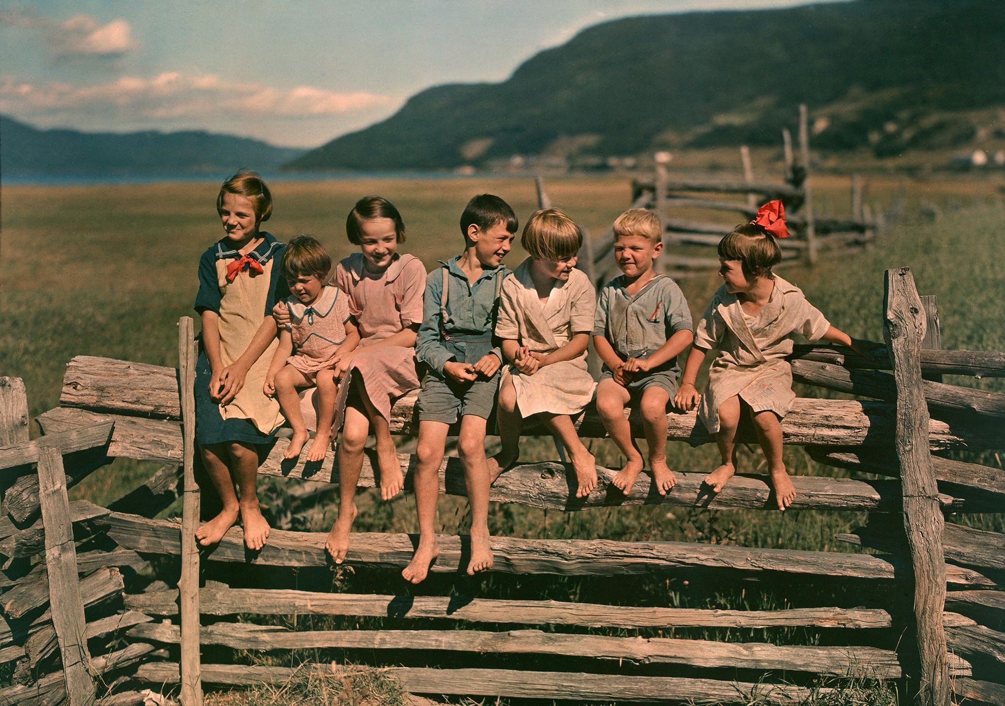 Семеро братьев и сестёр на заборе в Квебеке, Канада, 1939. Автохром, фотограф Хауэлл Уокер