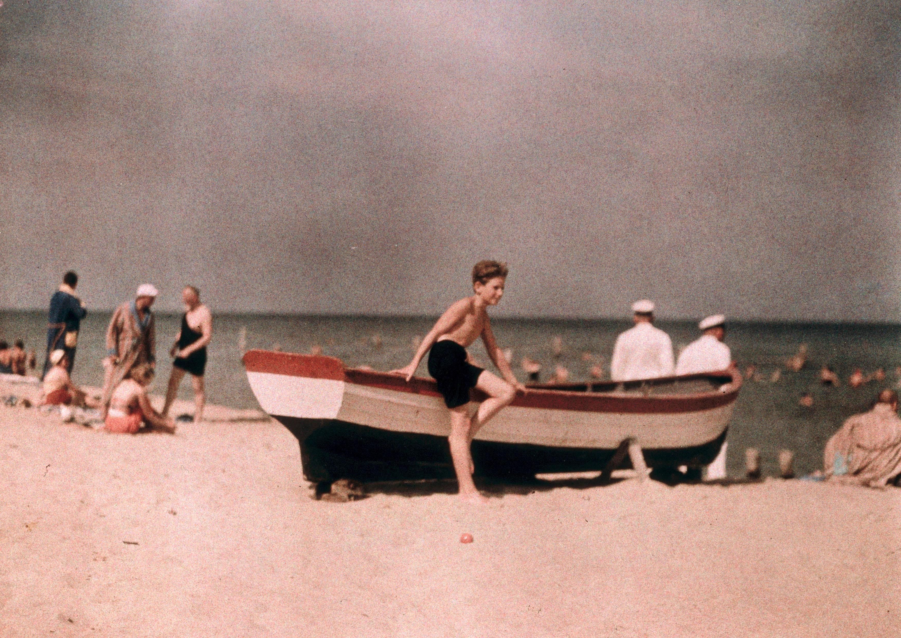 Сын фотографа на пляже, 1929 – 1933. Автохром, фотограф Фридрих Панет