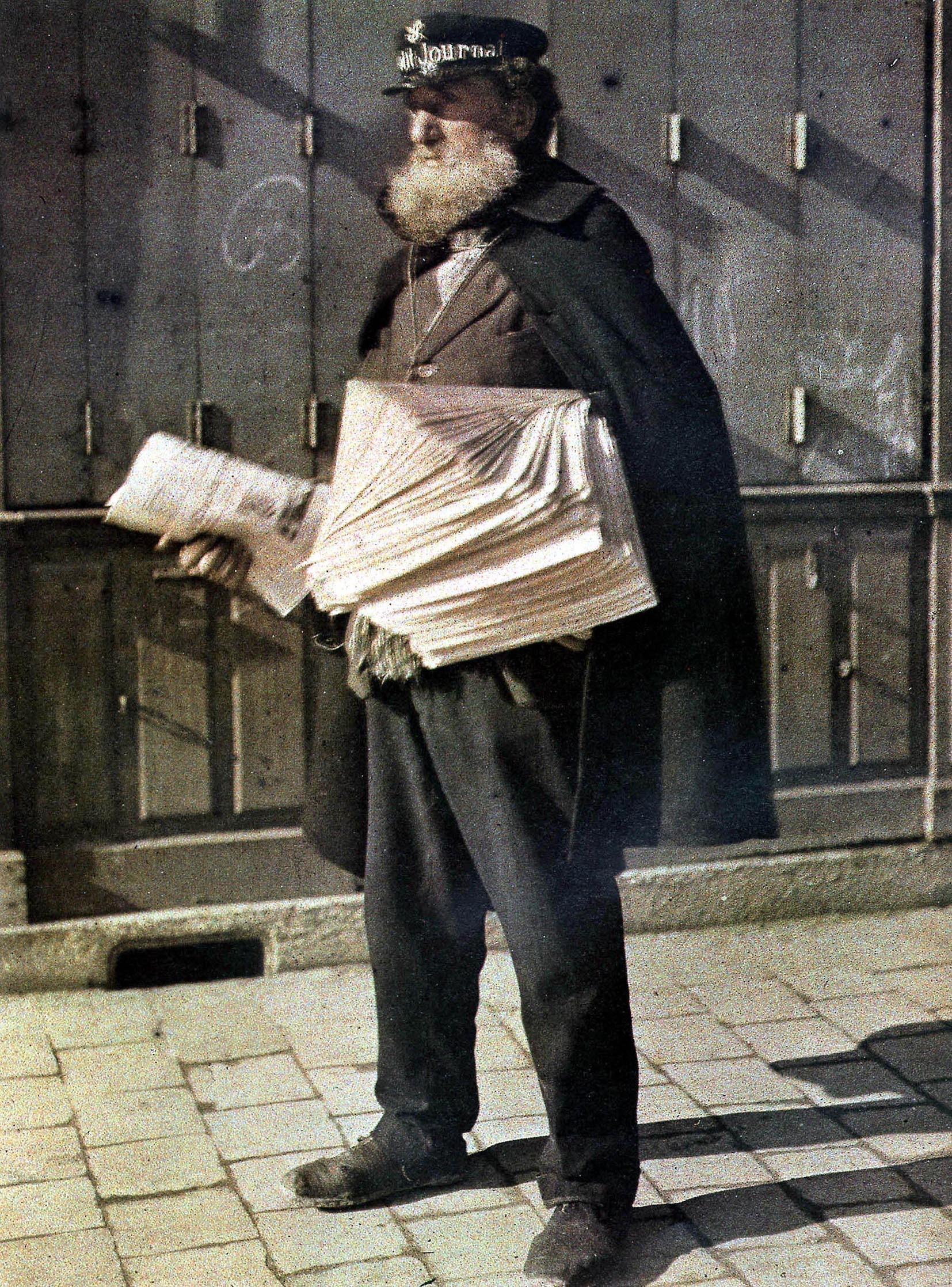 Продавец газет на улице Реймса, Франция, 1917, автохром