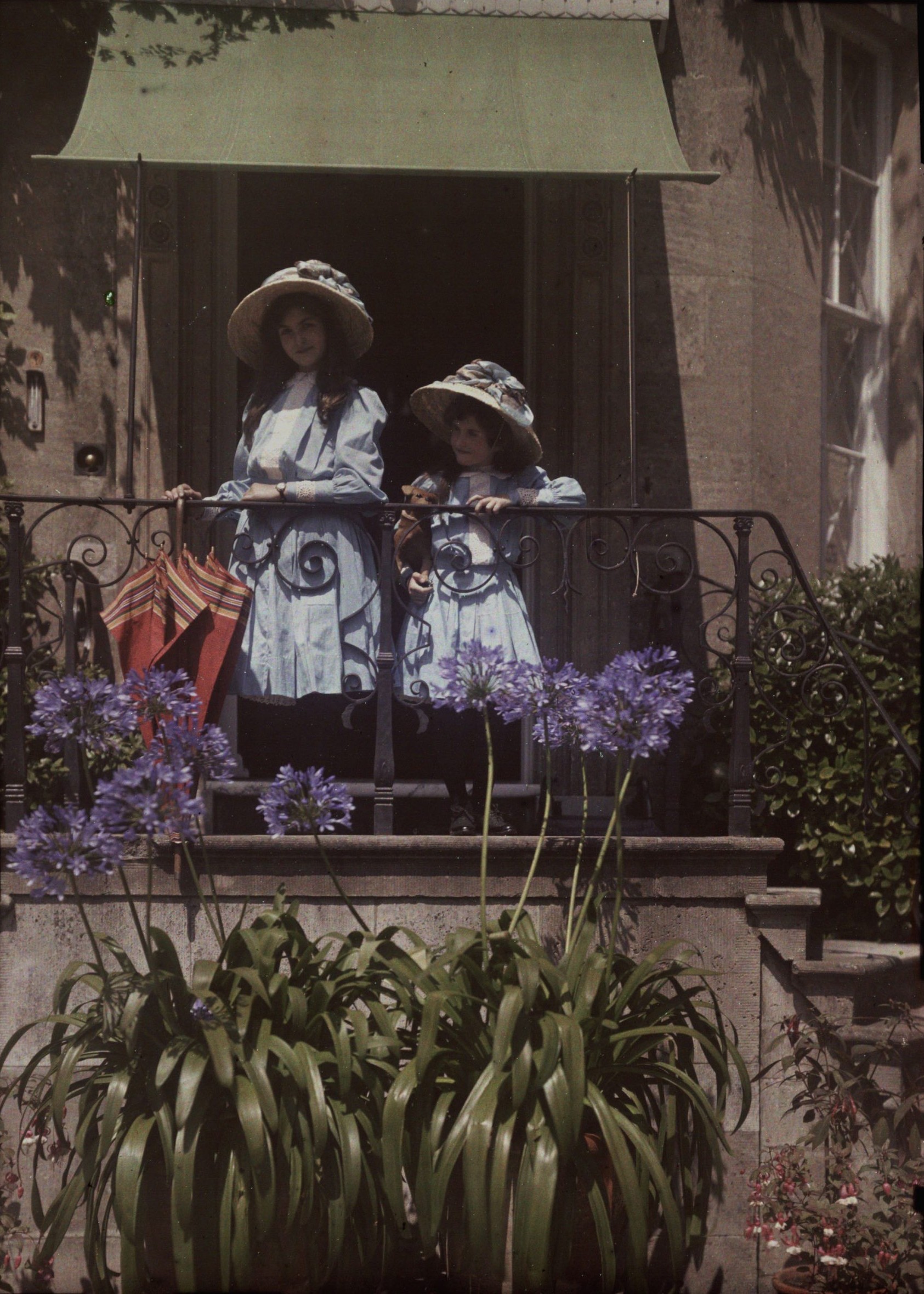 Сёстры на балконе, ок. 1910. Автохром, фотограф Этельреда Джанет Лэйнг