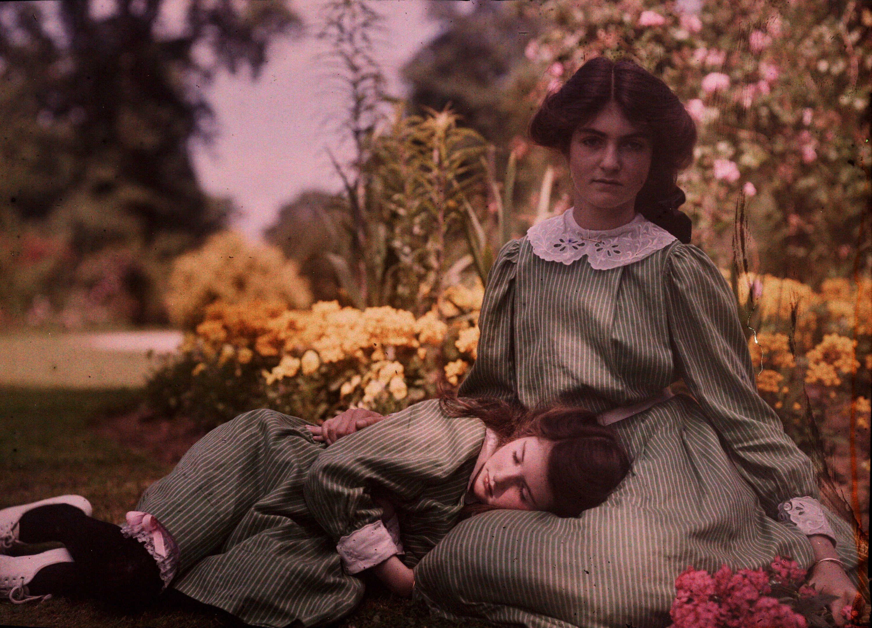 Девочки в саду, ок. 1910. Автохром, фотограф Этельреда Джанет Лэйнг