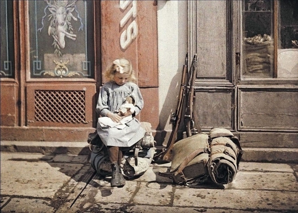 Девочка с куклой в Реймсе, Франция, автохром, 1917