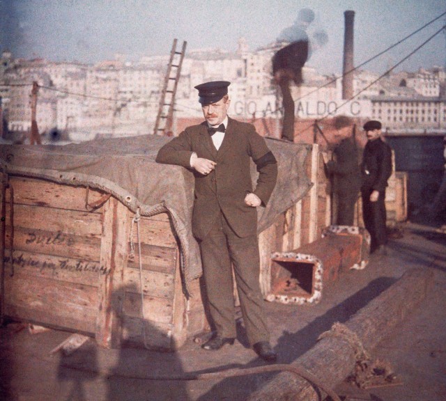 Портовые рабочие на итальянском линкоре «Кайо Дуилио» в Генуэзском порту. Автохром, 1910-е
