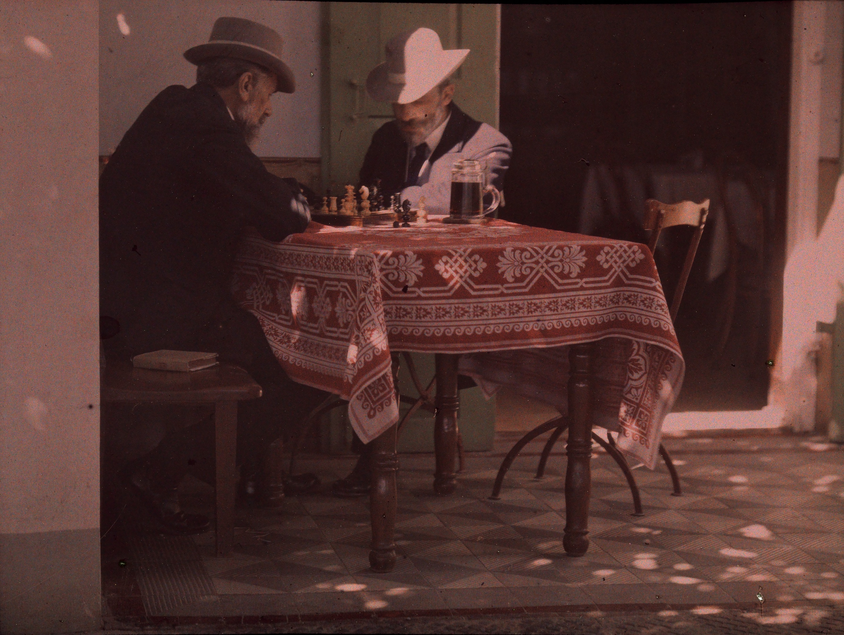 Двое мужчин играют в шахматы, Нью-Джерси, 1907. Автохром, фотограф Альфред Стиглиц