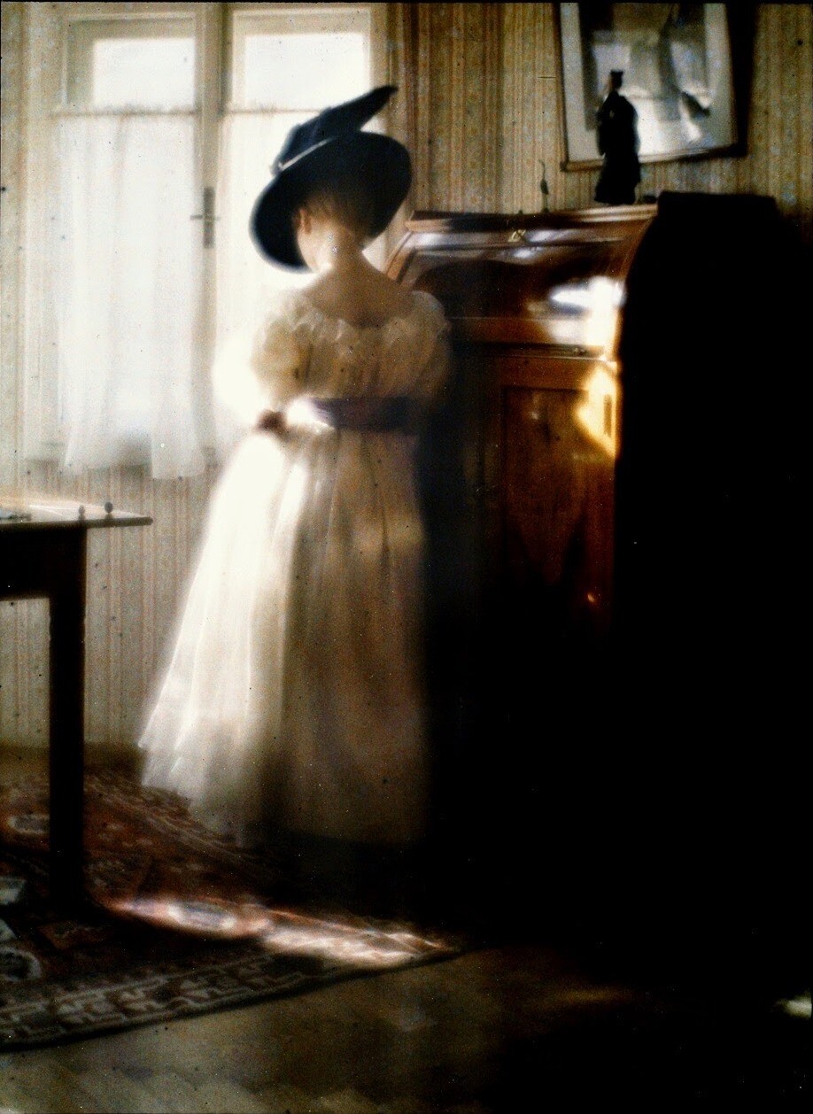 Дама в белом платье, 1908. Фотограф Генрих Кюн